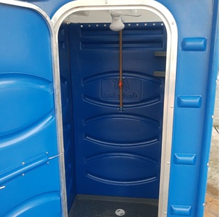 Sanitário portátil com chuveiro